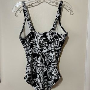 New one-piece swimsuit